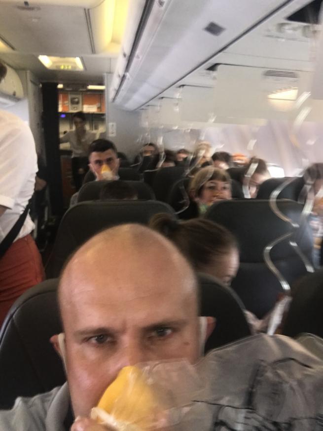 Новини Вінниці - фото з «Одягайте маску! Терміново!» В Борисполі екстрено посадили літак із пасажирами На зображенні може бути: одна або кілька осіб та у приміщенні