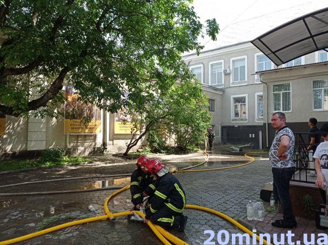 Новини Тернополя - фото з У Центрі пожежа, горить етно-бар "Коловорот". Що відомо?