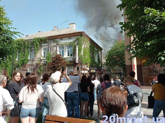 Новини Тернополя - фото з У Центрі пожежа, горить етно-бар "Коловорот". Що відомо?