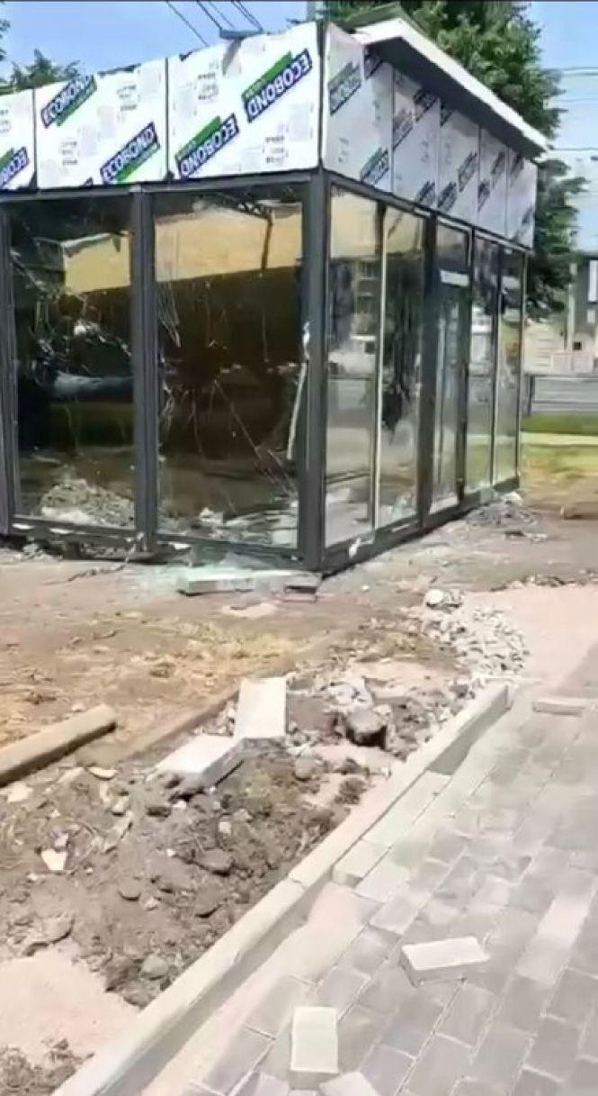 Новини Житомира - фото з На Богунії за одну ніч виріс МАФ, а наступного дня у ньому вже розбили вікна. ФОТО