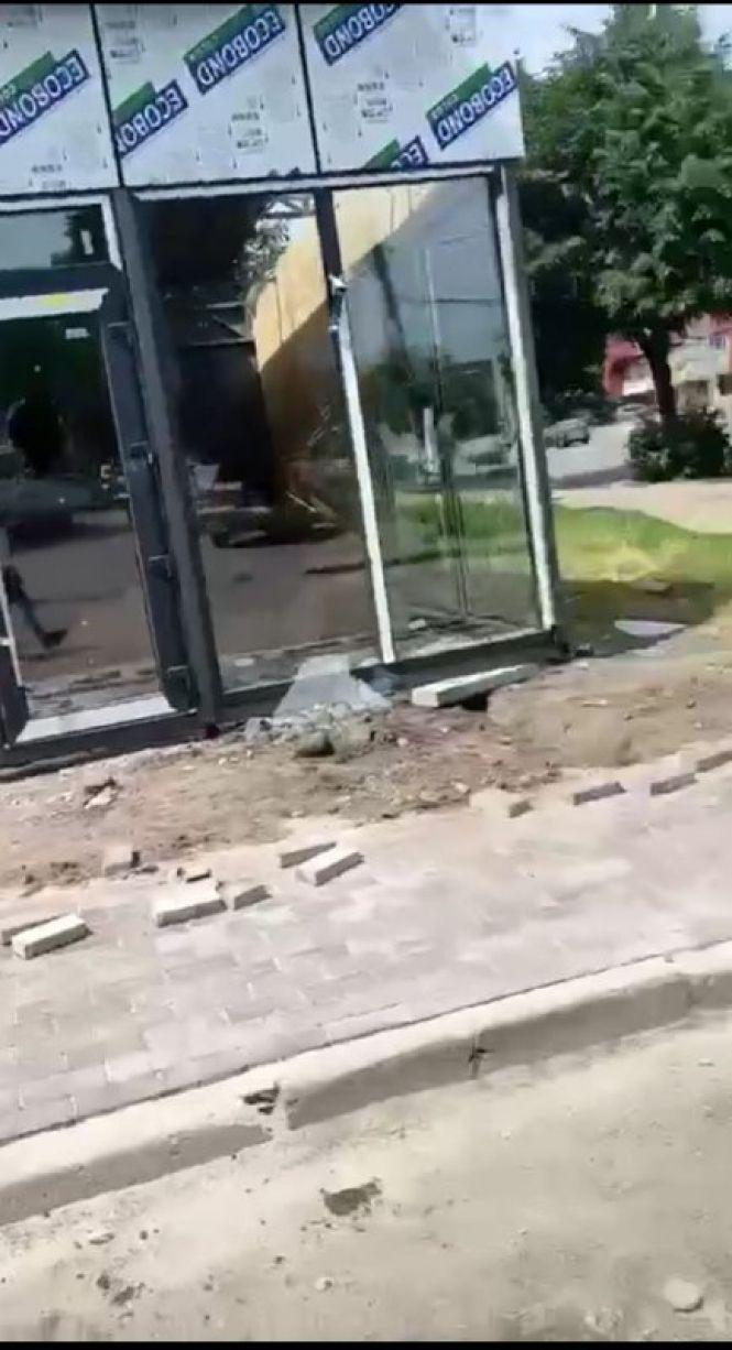 Новини Житомира - фото з На Богунії за одну ніч виріс МАФ, а наступного дня у ньому вже розбили вікна. ФОТО