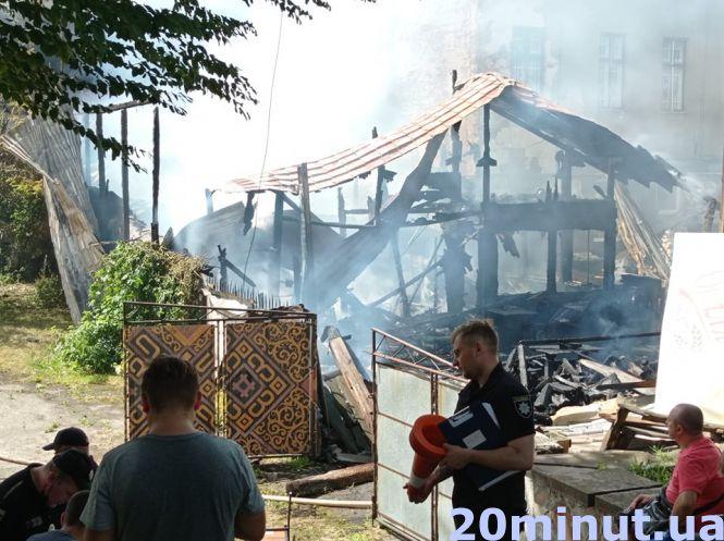 Новини Тернополя - фото з У Центрі пожежа, горить етно-бар "Коловорот". Що відомо?