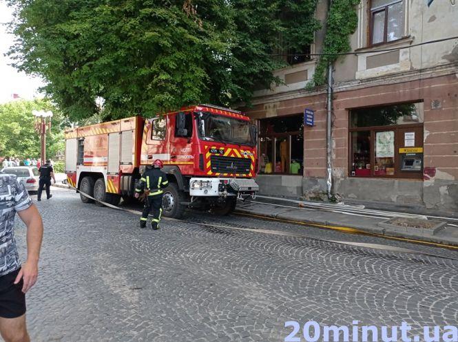 Новини Тернополя - фото з У Центрі пожежа, горить етно-бар "Коловорот". Що відомо?