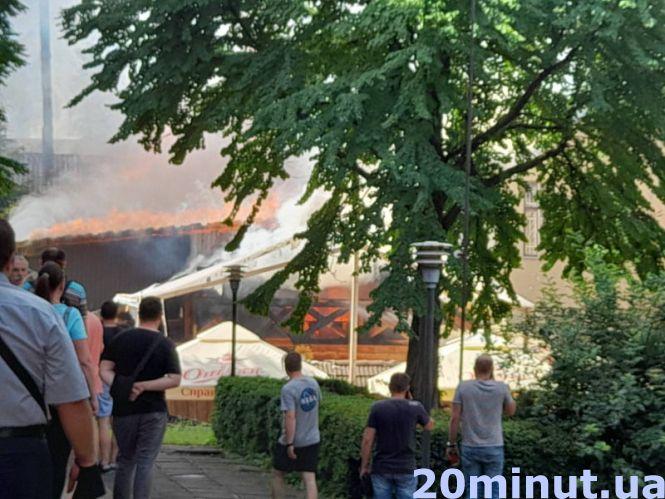 Новини Тернополя - фото з У Центрі пожежа, горить етно-бар "Коловорот". Що відомо?