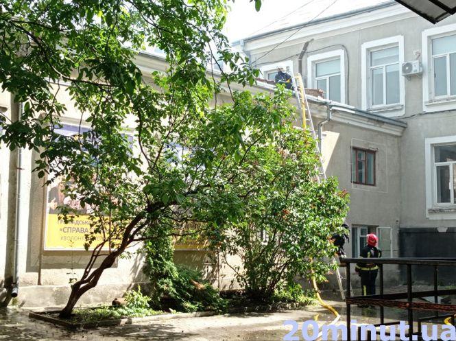 Новини Тернополя - фото з У Центрі пожежа, горить етно-бар "Коловорот". Що відомо?