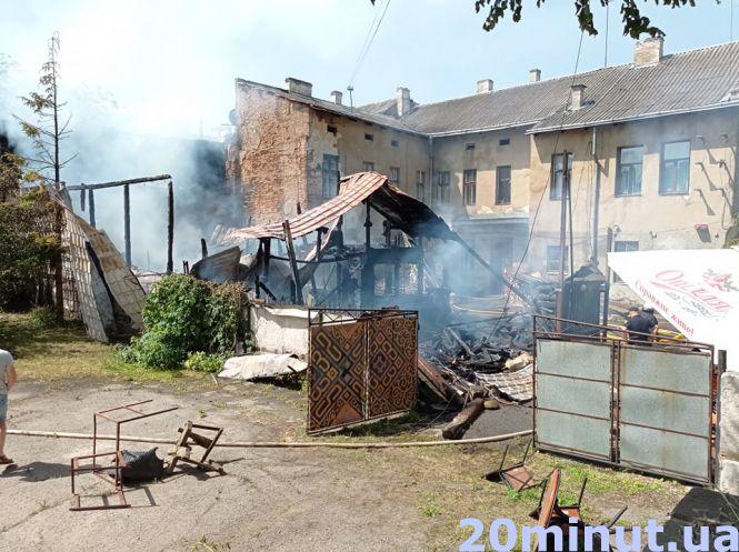 Новини Тернополя - фото з У Центрі пожежа, горить етно-бар "Коловорот". Що відомо?