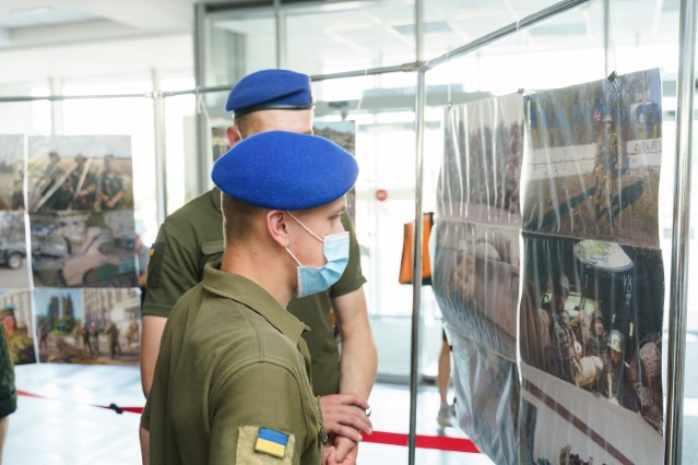 Новини Вінниці - фото з У Вінниці відкрилась фотовиставка історії боротьби нацгвардійця Віталія Марківа