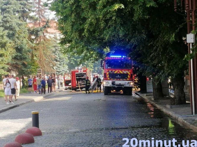 Новини Тернополя - фото з У Центрі пожежа, горить етно-бар "Коловорот". Що відомо?