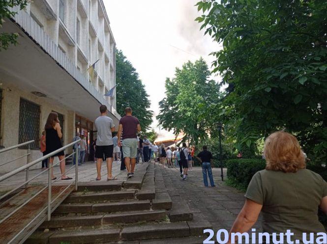 Новини Тернополя - фото з У Центрі пожежа, горить етно-бар "Коловорот". Що відомо?