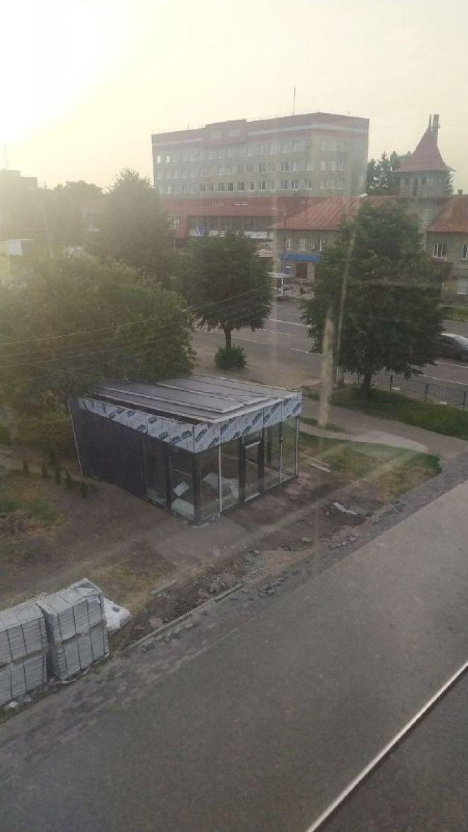 Новини Житомира - фото з На Богунії за одну ніч виріс МАФ, а наступного дня у ньому вже розбили вікна. ФОТО