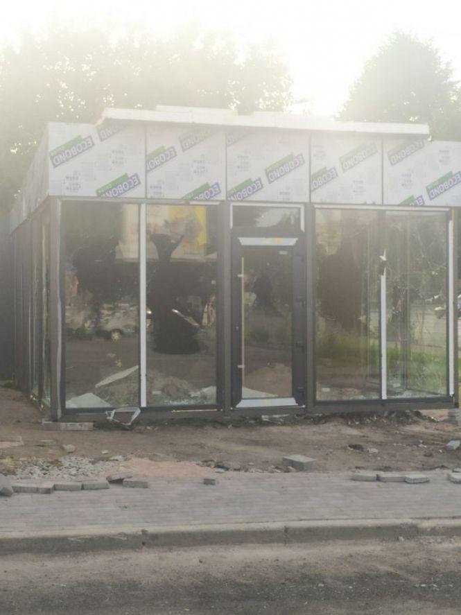 Новини Житомира - фото з На Богунії за одну ніч виріс МАФ, а наступного дня у ньому вже розбили вікна. ФОТО