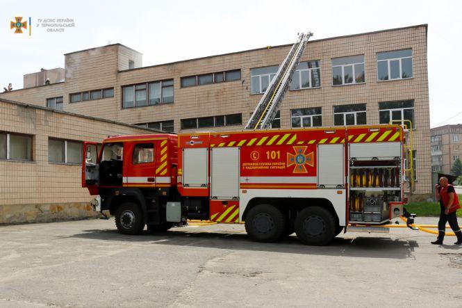 Новини Тернополя - фото з У Тернополі горіла покрівля школи (ФОТО)
