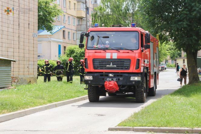Новини Тернополя - фото з У Тернополі горіла покрівля школи (ФОТО)