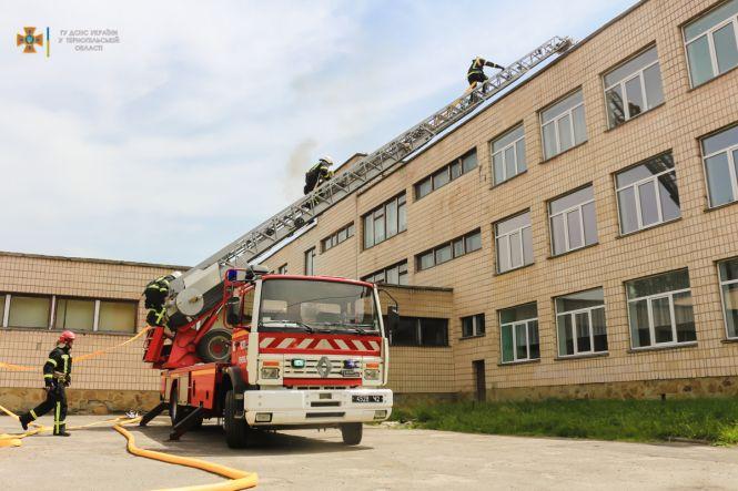 Новини Тернополя - фото з У Тернополі горіла покрівля школи (ФОТО)