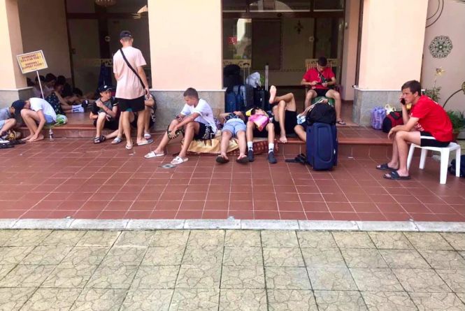 Поїхали на турнір, якого не було. Як 97 вихованців школи «Темп» кинули в Болгарії