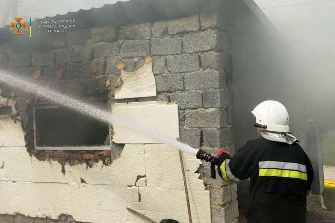 Новини Хмельницького - фото з На Хмельниччині у гаражі згорів автомобіль (ФОТО)