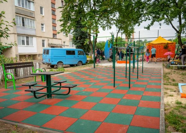 Новини Тернополя - фото з У Тернополі з'явився ще один універсальний спортивний майданчик (ФОТО)