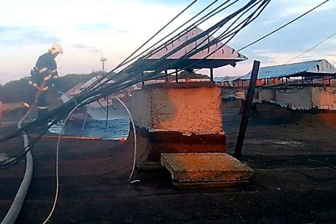 Новини Хмельницького - фото з На Хмельниччині чоловік розвів багаття на даху багатоповерхівки: гасили рятувальники
