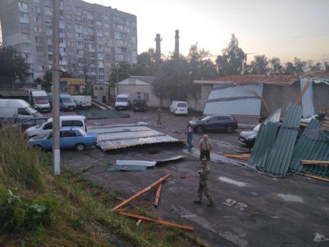 Новини Житомира - фото з У Житомирі відкрили кримінальну справу... проти стихії: власники пошкоджених від падіння даху авто звернулись до поліції