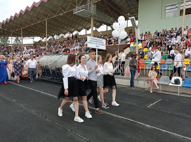 Новини Тернополя - фото з На тернопільському стадіоні нагородили кращих випускників. І без політики не обійшлося