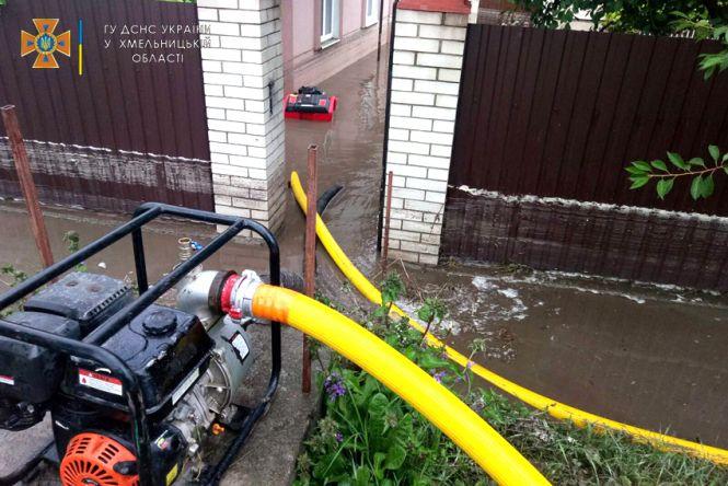 Новини Хмельницького - фото з Відкачували воду 14 годин. Через сильну зливу затопило частину села на Хмельниччині