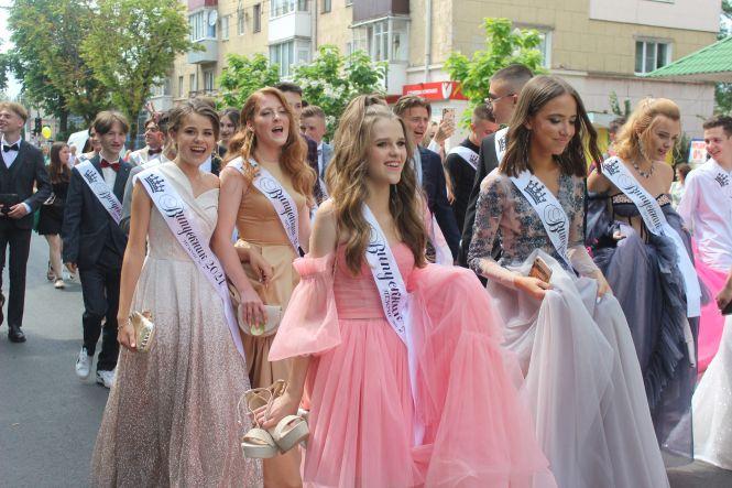 Новини Тернополя - фото з ТОП-10 жіночих та чоловічих нестандартних і шокуючих образів випускників за версією "20 хвилин"