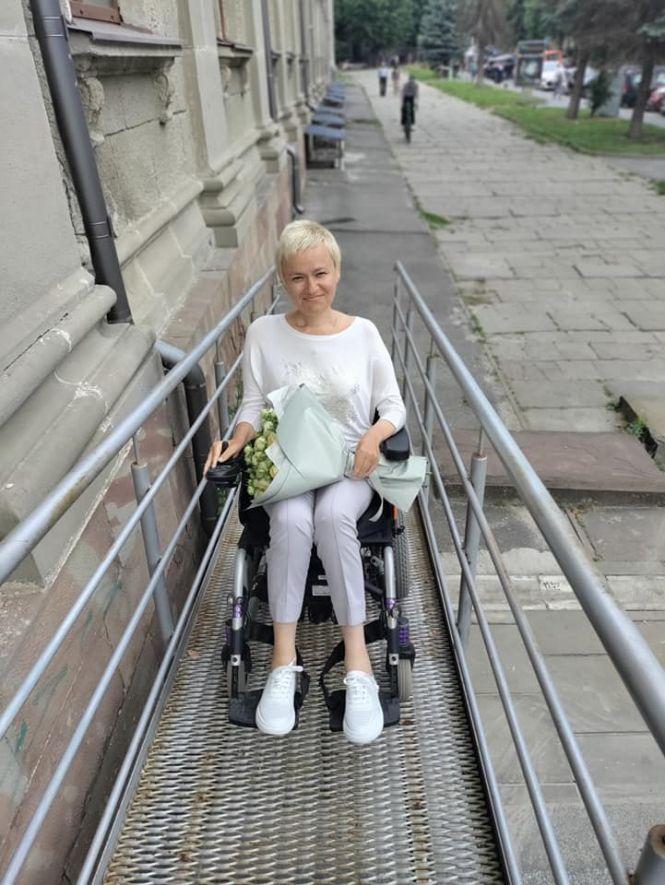 Новини Тернополя - фото з Драмтеатр у Тернополі виявився недоступним для людей на візку: перевірила жінка з Гусятина