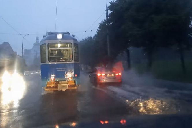 Підтоплені будинки та вулиці-річки. Вінницею та областю пронеслася негода