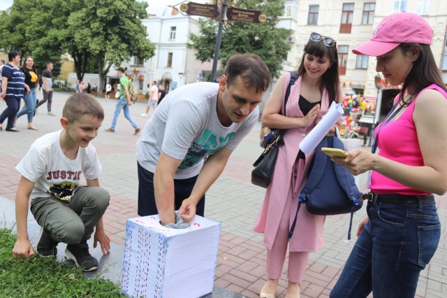 Новини Вінниці - фото з У Вінниці татусі з дітками забивали цвяхи, стрибали у мішках та рибалили