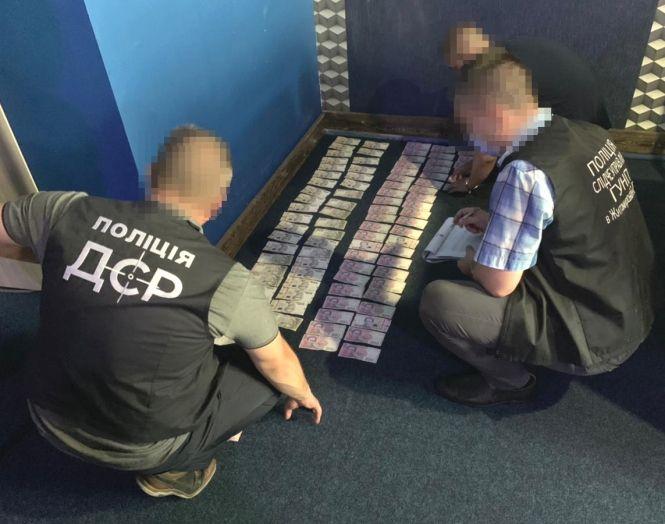 Новини Житомира - фото з У Бердичеві викрили ще один гральний заклад та вилучили техніку і понад 40 тис. грн виручки