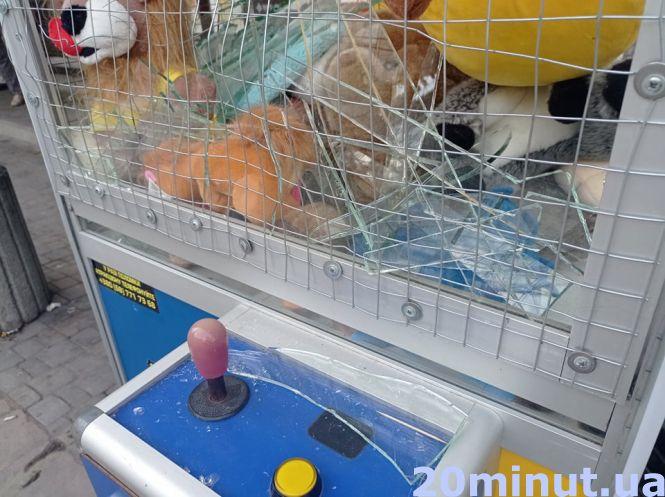 Новини Тернополя - фото з Аня просто хотіла мавпочку! Хто відповідатиме за те, що її вдарило струмом від ігрового автомату?