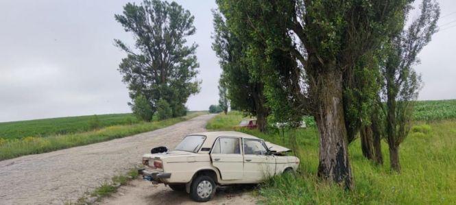 Новини Хмельницького - фото з На Хмельниччині автомобіль влетів у дерево: постраждав водій (ФОТО)