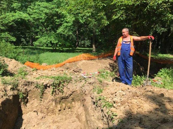 Новини Вінниці - фото з Копали під кабель, знайшли кістки. Біля нічного клубу «Курсаль» робітники розкопали поховання
