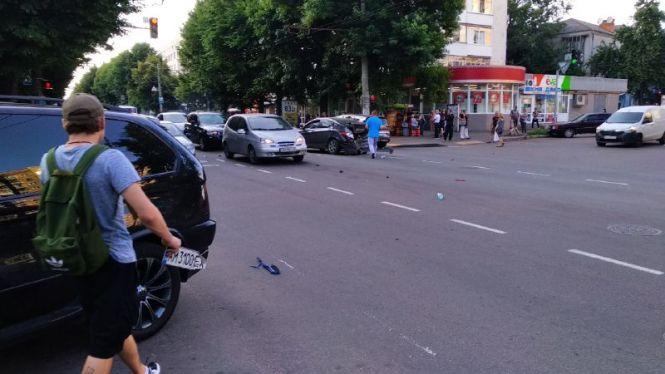Новини Житомира - фото з ДТП на розі Довженка і Великої Бердичівської: автівку декілька раз розвернуло на перехресті. ФОТО