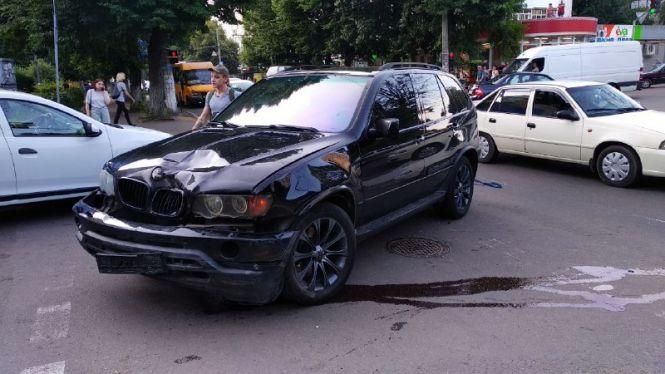 Новини Житомира - фото з ДТП на розі Довженка і Великої Бердичівської: автівку декілька раз розвернуло на перехресті. ФОТО