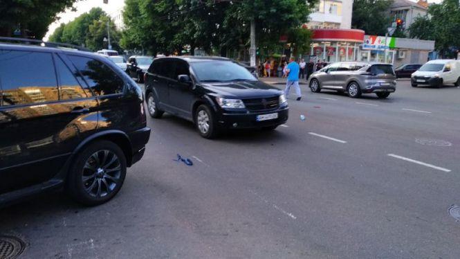 Новини Житомира - фото з ДТП на розі Довженка і Великої Бердичівської: автівку декілька раз розвернуло на перехресті. ФОТО