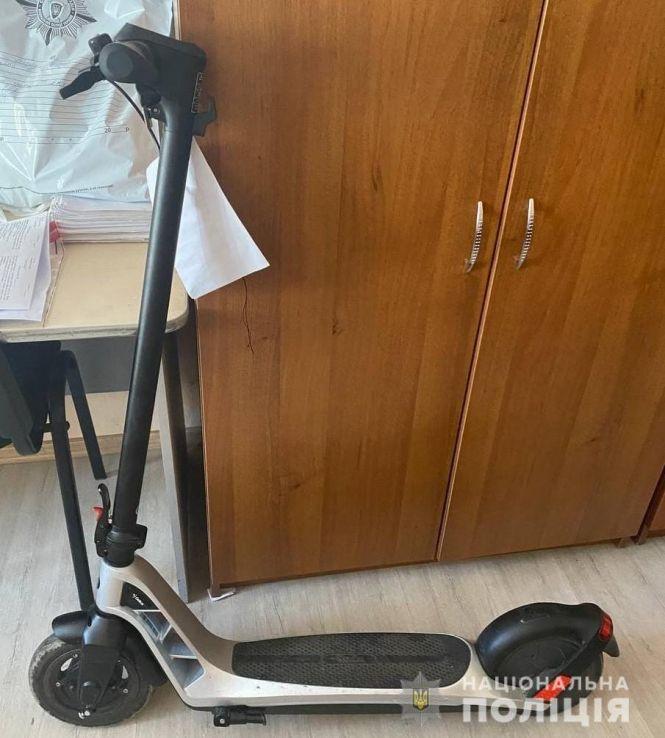 Новини Вінниці - фото з На Київській у вінничанки п'яний чоловік поцупив електросамокат