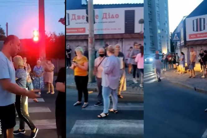 Згоріло два трансформатори. У Вінниці люди дві години перекривали дорогу