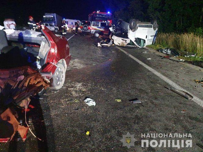 Новини Хмельницького - фото з ДТП на трасі Київ - Чоп: загинуло подружжя з Хмельниччини, 2-річна дитина у реанімації (ФОТО)