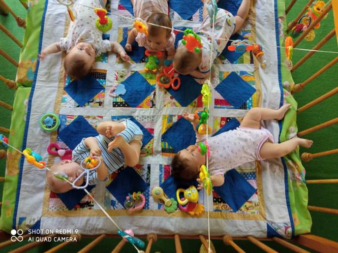 Новини Тернополя - фото з Для трьох діток, яких залишили у "Вікні життя", знайшли потенційних батьків. Що про них відомо? На зображенні може бути: 1 особа, дитина та у приміщенні