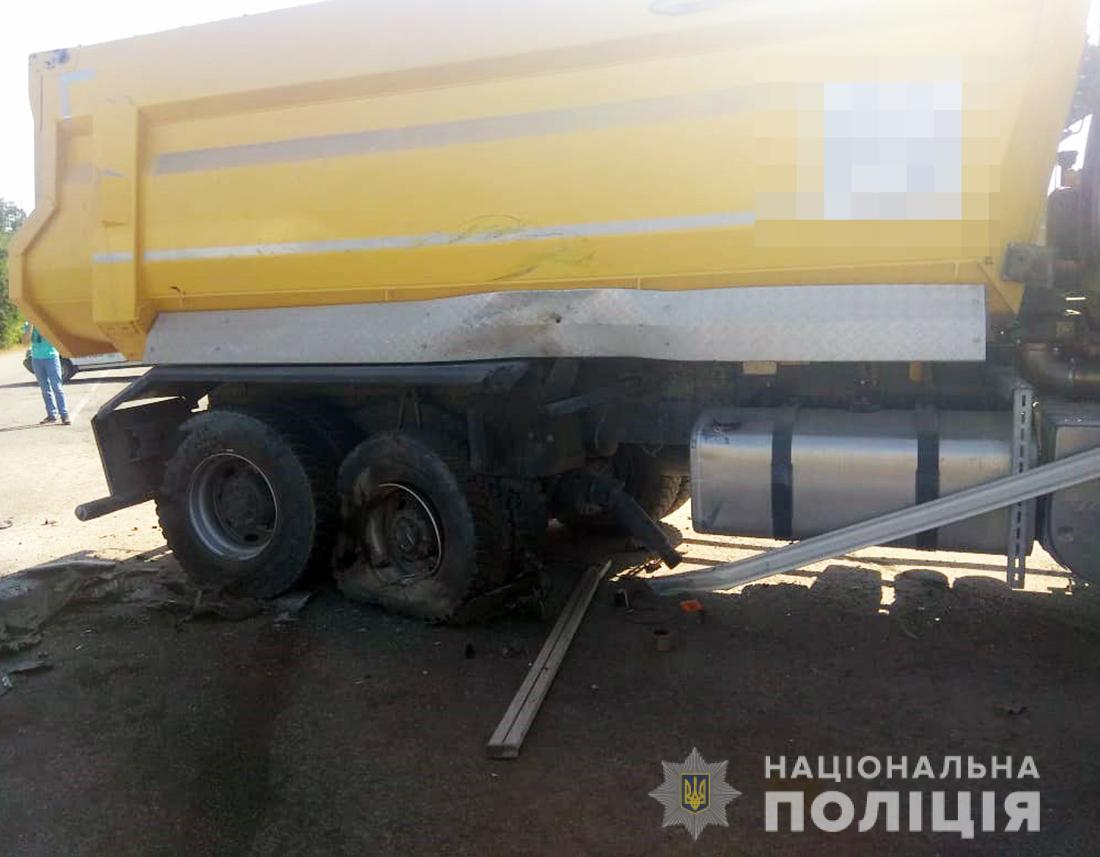 Новини Житомира - фото з У Новоград-Волинському районі зіткнулися бус і вантажівка: загинув пасажир мікроавтобуса