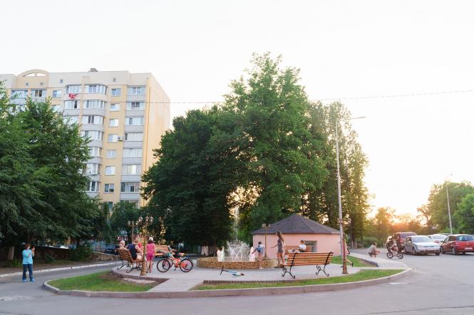 Новини Вінниці - фото з За кошти спонсора біля «Центру матері та дитини» облаштували світловий фонтан