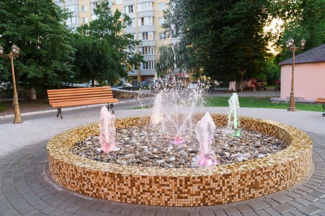 Новини Вінниці - фото з За кошти спонсора біля «Центру матері та дитини» облаштували світловий фонтан