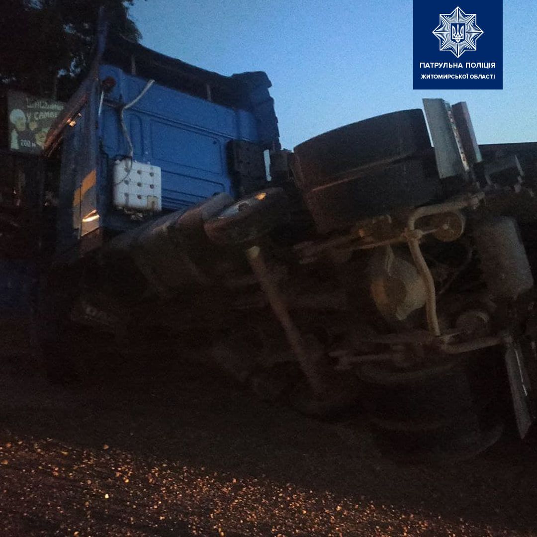 Новини Житомира - фото з На дорозі Виступовичі — Житомир — Могилів-Подільський вантажівка злетіла в кювет через перевищення швидкості