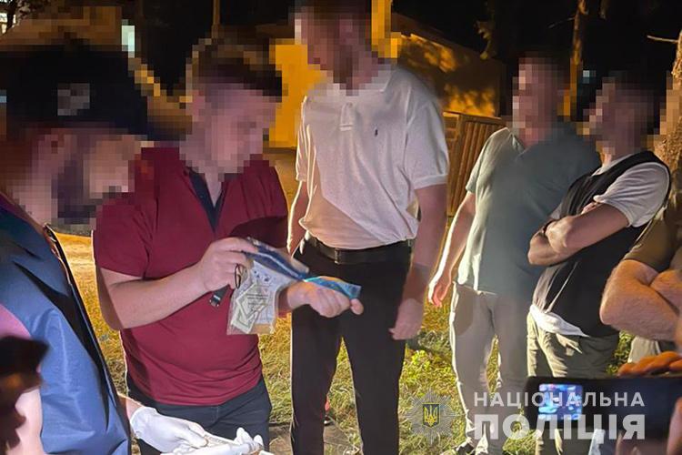 Новини Тернополя - фото з Затримали на "гарячому": військовослужбовець вимагав 1600$ хабара від призовника