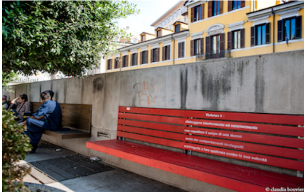 Новини Вінниці - фото з У Вінниці хочуть встановити «Червону лавку». Для чого вона потрібна? На зображенні може бути: вулиця