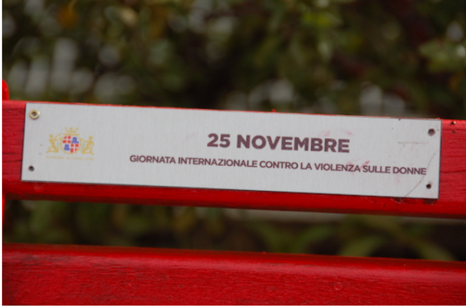 Новини Вінниці - фото з У Вінниці хочуть встановити «Червону лавку». Для чого вона потрібна? На зображенні може бути: на відкритому повітрі та текст «Sው 25 NOVEMBRE GIORNATA INTERNAZIONALE CONTRO LA VIOLENZA SULLE DONNE»