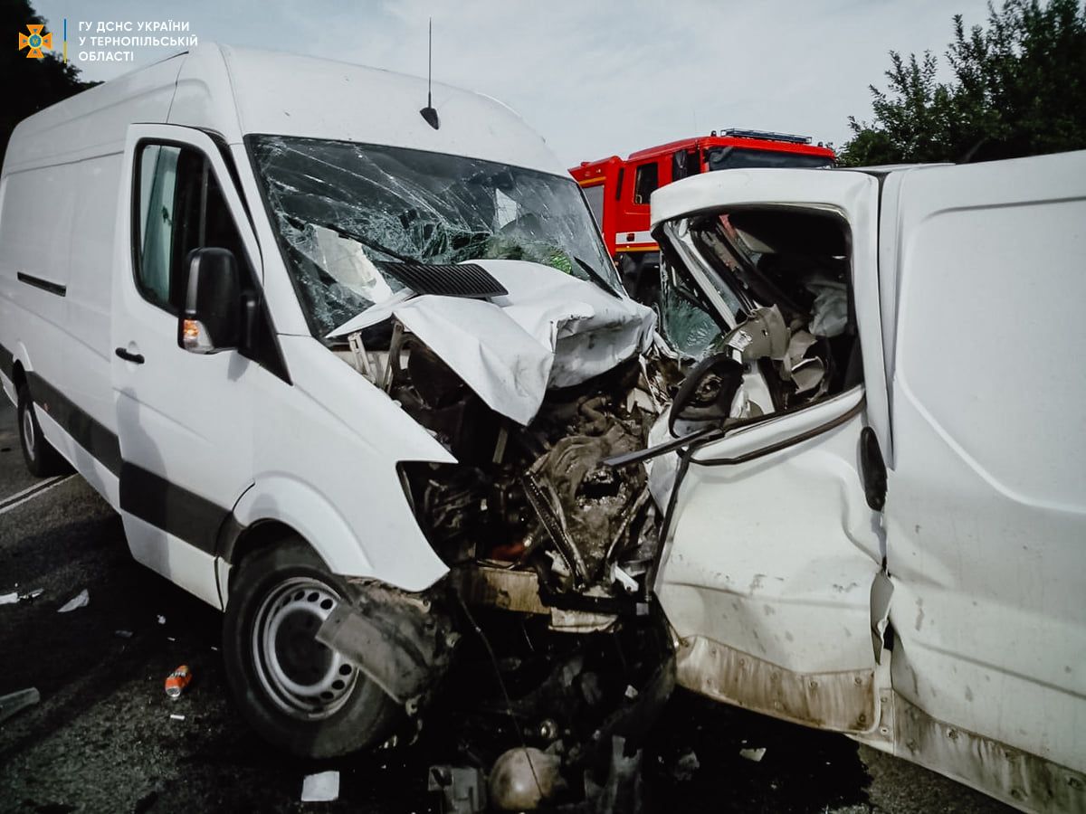 Новини Тернополя - фото з Два буса зіткнулись лоб у лоб: перед Кам’янками жахлива ДТП. Один з водіїв загинув, ще троє людей в тяжкому стані