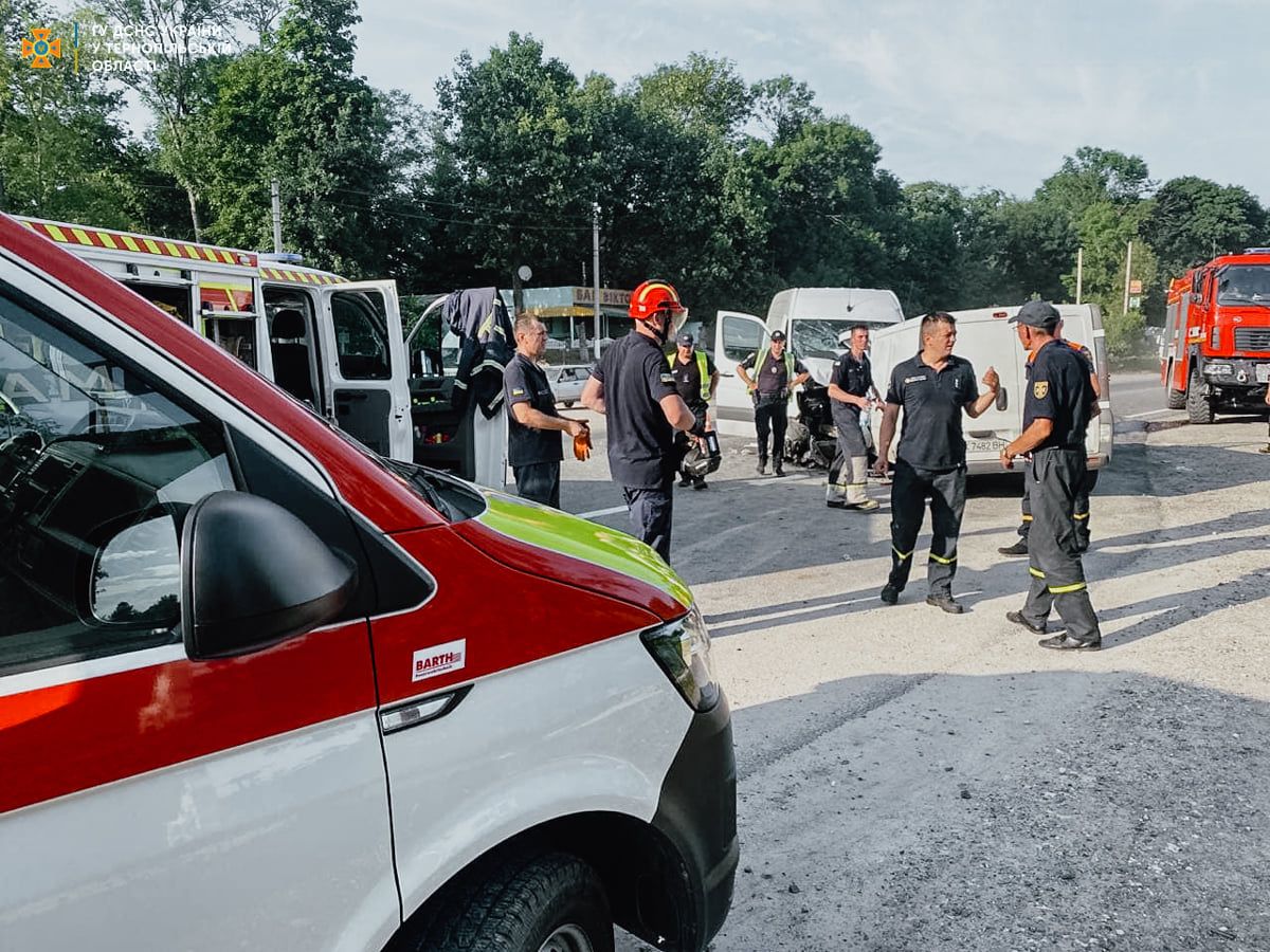 Новини Тернополя - фото з Два буса зіткнулись лоб у лоб: перед Кам’янками жахлива ДТП. Один з водіїв загинув, ще троє людей в тяжкому стані