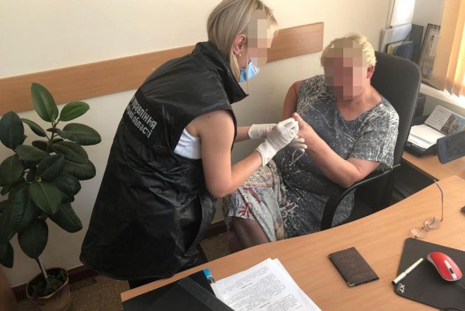 Начальницю служби у справах дітей Хмельницької ОДА впіймали на вимаганні хабаря (ФОТО)